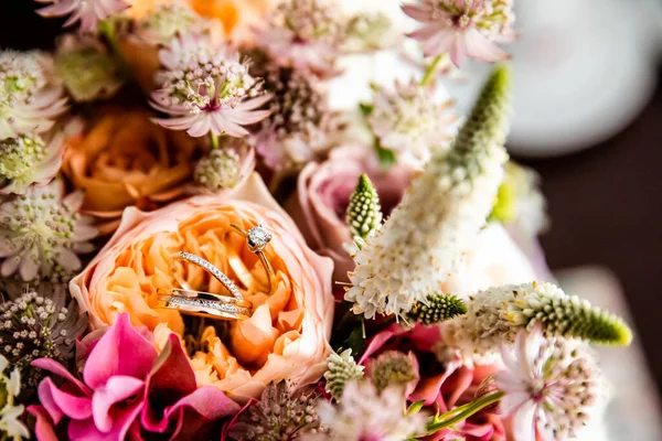 Eredeti Esküvői Virágdíszítés Jegygyűrűvel — Stock Fotó