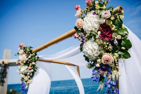 Πρωτότυπη Διακόσμηση Λουλουδιών Γάμου Γάμος Στη Θάλασσα — Φωτογραφία Αρχείου