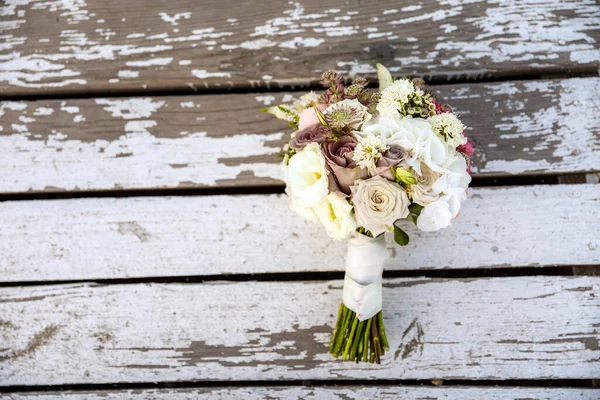 Buquê Casamento Beleza Com Flores Diferentes Textura Madeira — Fotografia de Stock