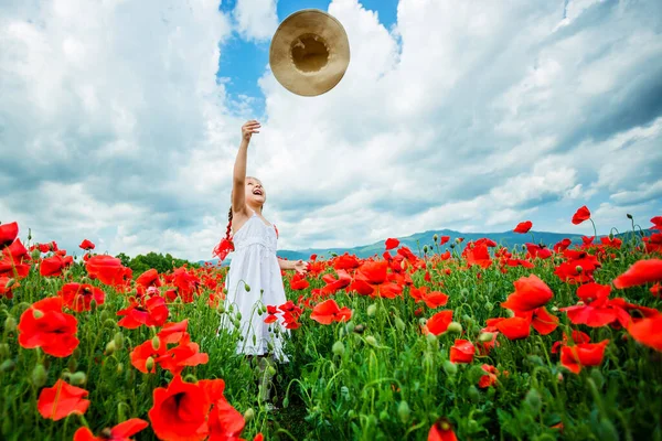 Nettes Kind Mädchen Mohnfeld Stockfoto