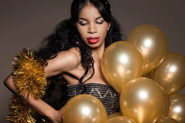 Frau mit vielen goldenen Luftballons — Stockfoto