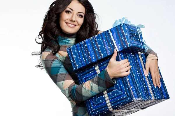 Mooie modieuze vrouw met doos van de gift — Stockfoto