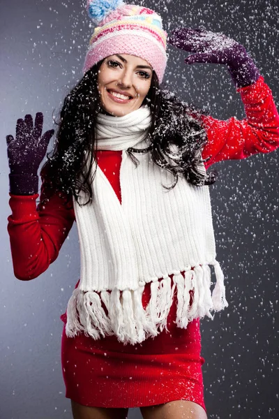 Schöne modische Frau mit Schnee — Stockfoto