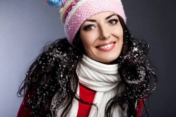 Vacker fashionabla kvinna med snö — Stockfoto