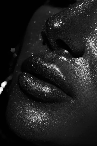 Lábios femininos com brilho e lantejoulas (DOF superficial ) — Fotografia de Stock