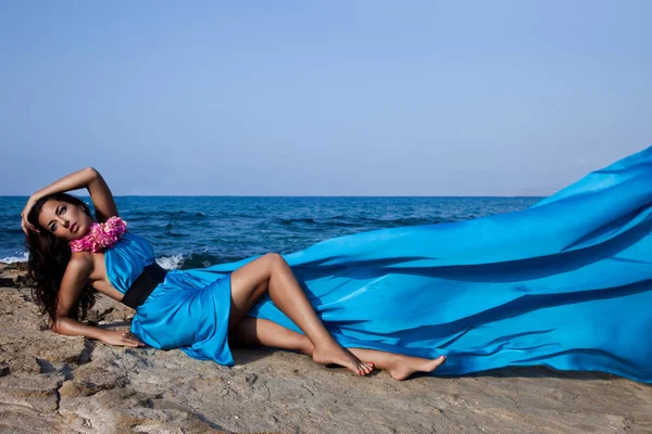 바다 근처 아름 다운 여자 — 스톡 사진