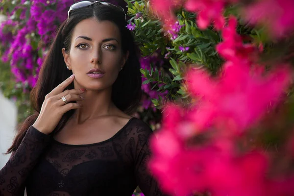 Menina perto do arbusto com flores — Fotografia de Stock