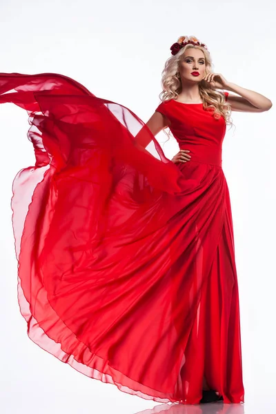 白い背景の赤いドレスの女性 — ストック写真