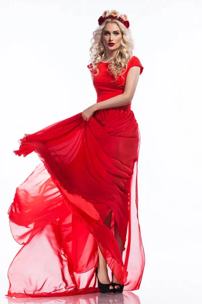 Женщина в красном платье на белом фоне — стоковое фото