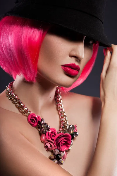 粉红色的头发和装饰的女孩 — 图库照片