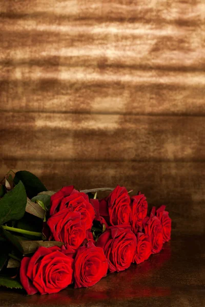 Viele rote Rosen in flachen Dosen — Stockfoto