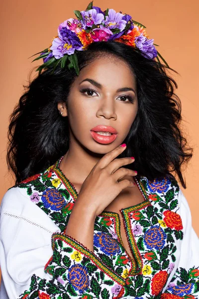 Afro menina ucraniana em bordado (vestido nacional ucraniano ) Imagem De Stock