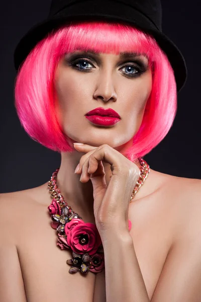 粉红色的头发和装饰的女孩 免版税图库图片