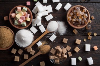 Ahşap zemin üzerinde farklı şeker türleri