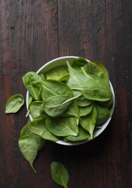 Koyu renk ahşap arka planda ıspanak yaprakları