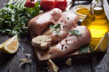 tablo üzerinde ahşap tahta üzerinde çiğ tavuk eti