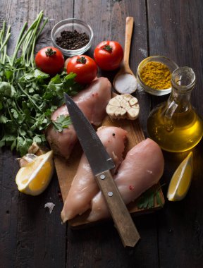 tablo üzerinde ahşap tahta üzerinde çiğ tavuk eti