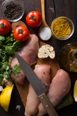 tablo üzerinde ahşap tahta üzerinde çiğ tavuk eti