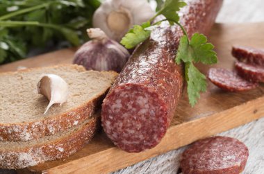 Tahtada salam ve ekmek