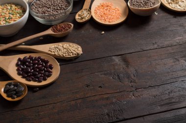 ahşap zemin üzerinde tahıllar