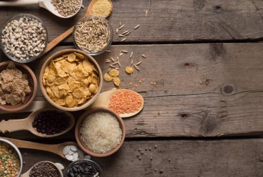 ahşap zemin üzerinde tahıllar