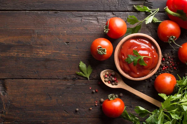 Ketchup en ingrediënten — Stockfoto