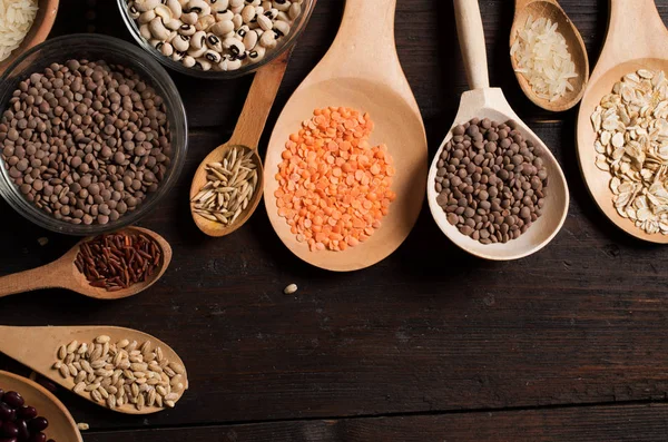 ahşap zemin üzerinde tahıllar