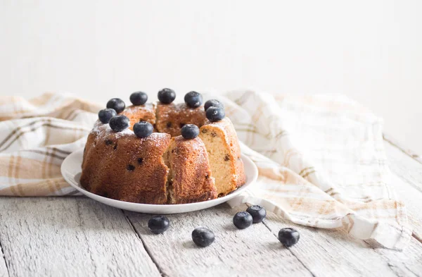 Bundt cake on a wooden background — Stock Photo, Image