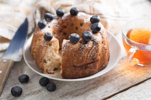 Bundt cake on a wooden background — Stock Photo, Image