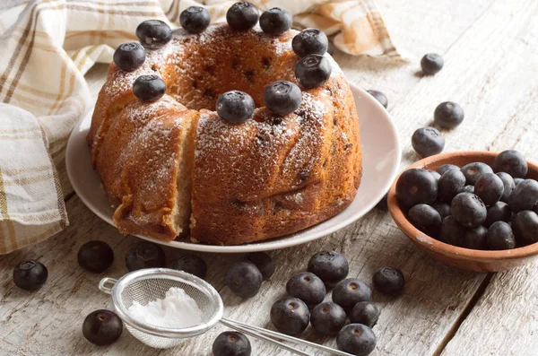 Bundt cake on a wooden background — Stock Photo, Image