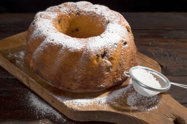 Bundt bolo em um fundo de madeira — Fotografia de Stock