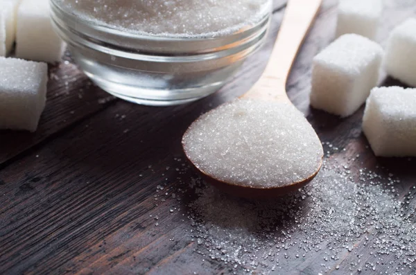 Λευκή ζάχαρη στο τραπέζι από ξύλο — Φωτογραφία Αρχείου