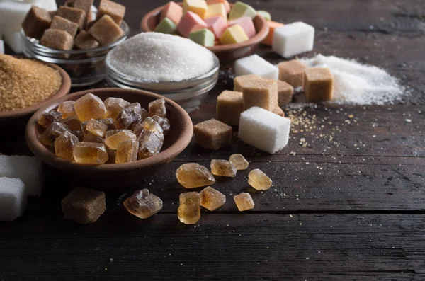 Ahşap zemin üzerinde farklı şeker türleri