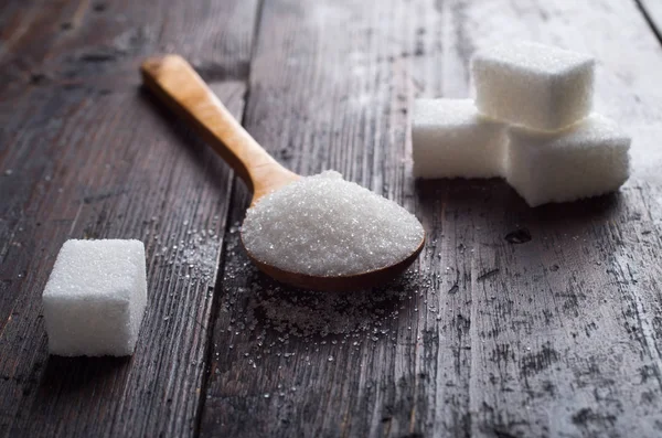 ahşap masa üzerinde beyaz şeker