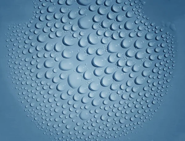 Gotas de agua sobre fondo azul. — Foto de Stock