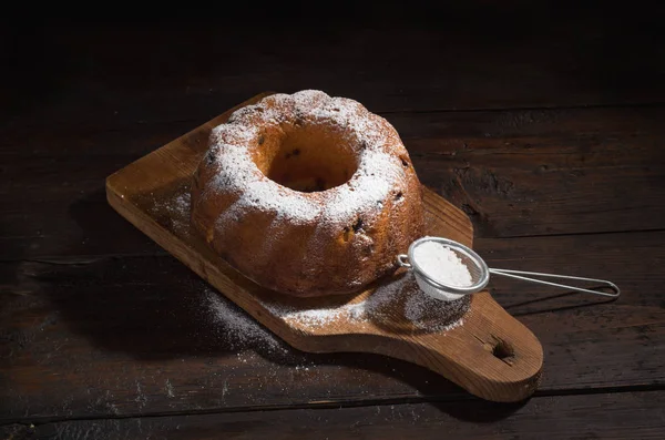 Bundt bolo em um fundo preto — Fotografia de Stock