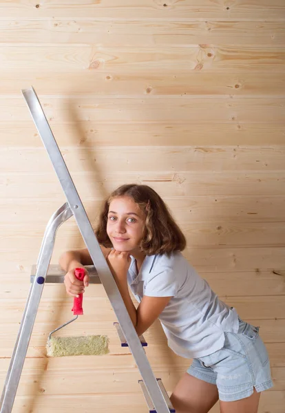 Menina fazendo novo apartamento reparação — Fotografia de Stock