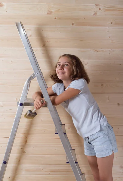 Menina fazendo novo apartamento reparação — Fotografia de Stock