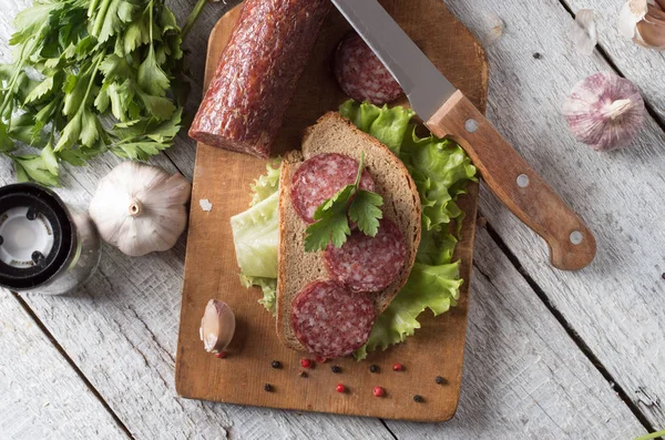 Tahtada salam ve ekmek