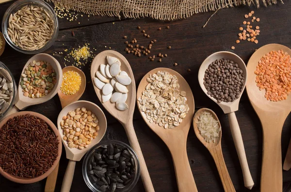 ahşap zemin üzerinde tahıllar