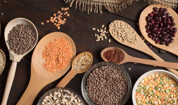 ahşap zemin üzerinde tahıllar