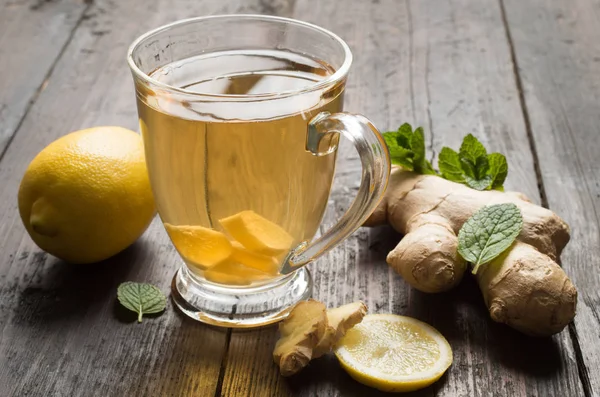 Té de jengibre con menta y limón — Foto de Stock