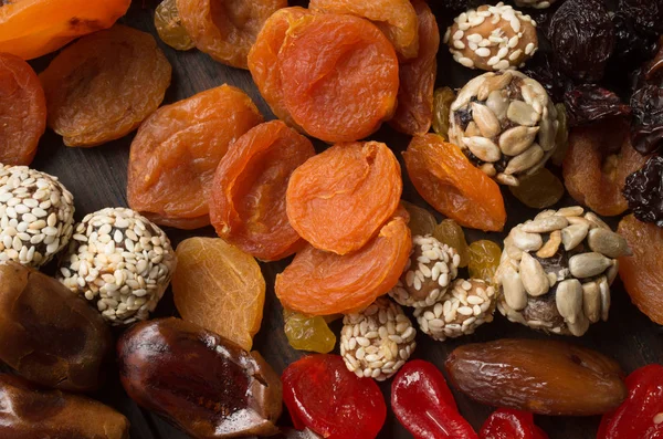 Frutta secca su fondo di legno — Foto Stock