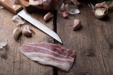 ahşap tahta üzerinde pastırma