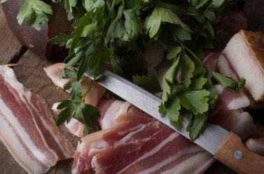 ahşap tahta üzerinde pastırma