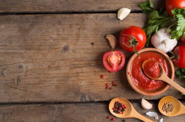 Ketçap ve malzemeler. 