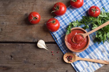 Ketçap ve malzemeler. 