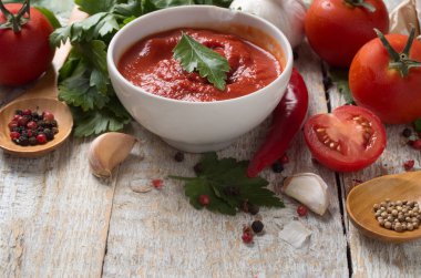 Ketçap ve malzemeler. 