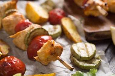 Sebze ve tavuk şiş ızgara