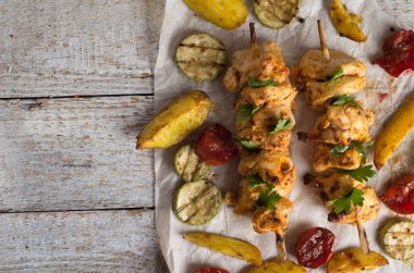 Sebze ve tavuk şiş ızgara